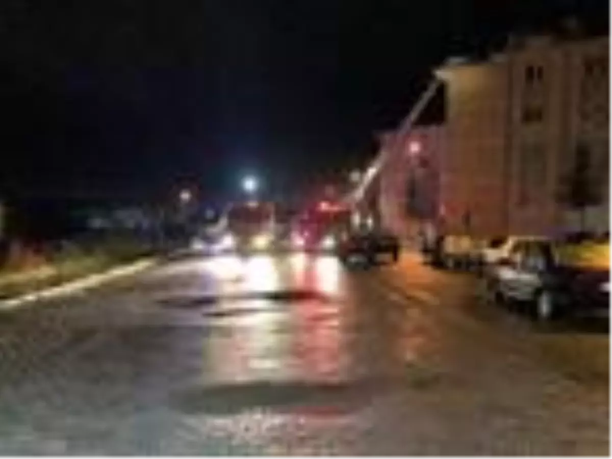 Apartmanın çatısı yandı, 3 kişi dumandan etkilendi