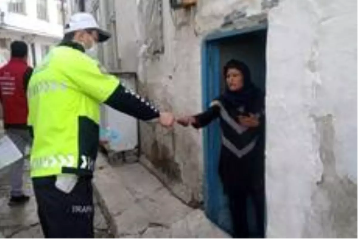 Bayburt'ta trafik ekipleri vatandaşları evlerinde bilgilendiriyor