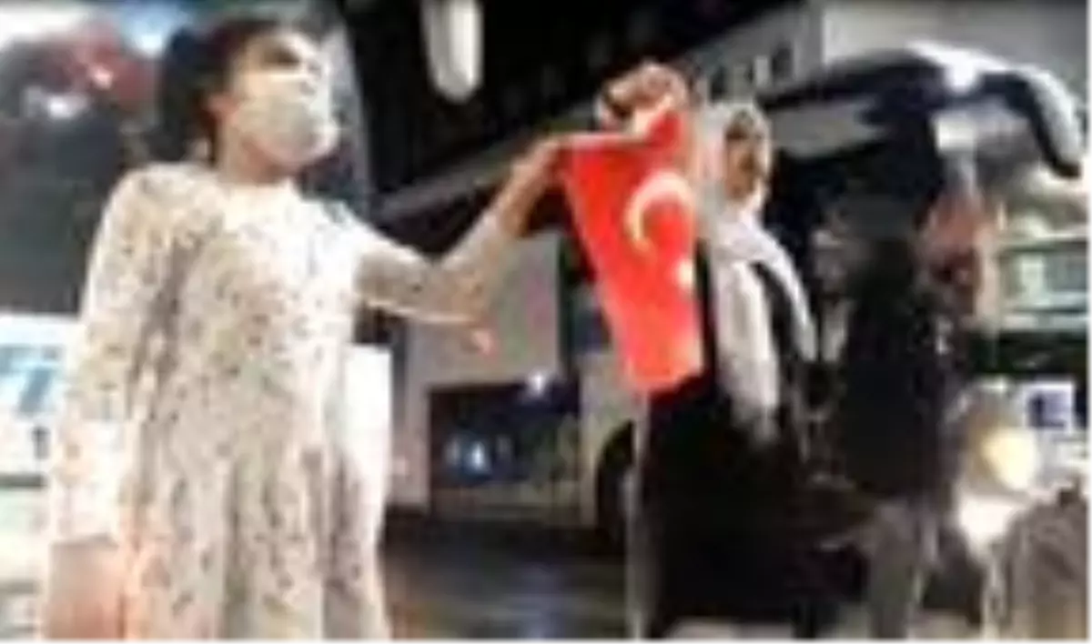Bayraklarla çıktıkları yurttan helallik isteyerek ayrıldılar