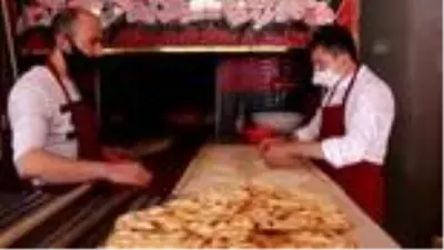 Belediye Başkanı, pide fırınında hamur hazırladı