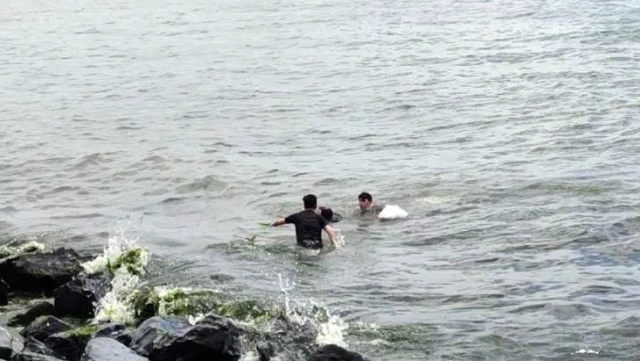 Denize atlayıp intihar etmek isteyen kadını polis kurtardı