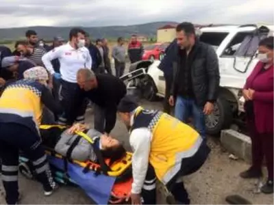 Denizli'de hafif ticari araçla tırın çarpışması sonucu iki kişi yaralandı