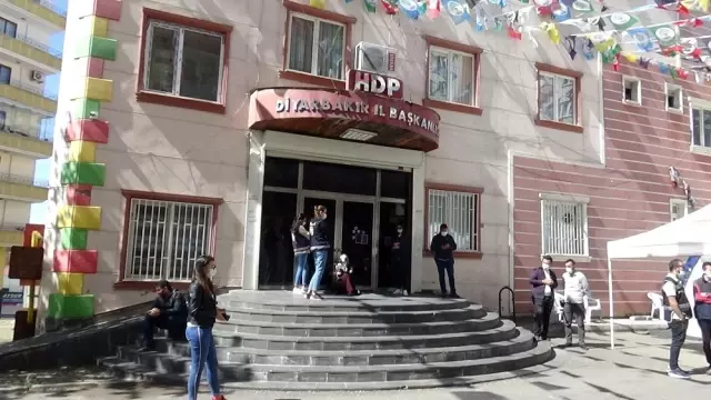 Diyarbakır'da HDP il binası önünde gergin anlar - Haberler
