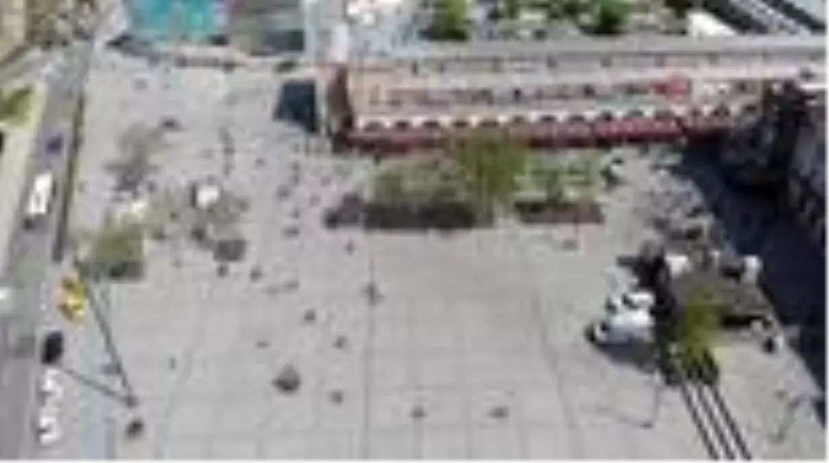 Eminönü Meydanı'nda korona virüse rağmen alışveriş yoğunluğu yaşandı
