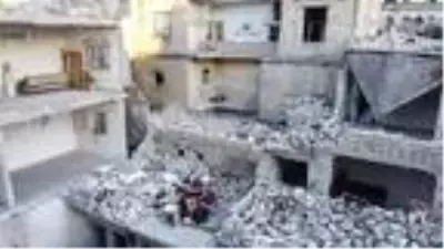 Evlerine dönen Suriyeliler, yıkıntılar üzerinde iftar yapıyor