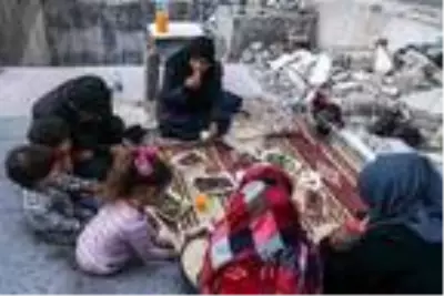 Evlerine dönen Suriyeliler, yıkıntılar üzerinde iftar yapıyor