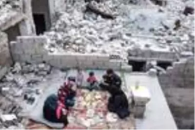 Evlerine dönen Suriyeliler, yıkıntılar üzerinde iftar yapıyor