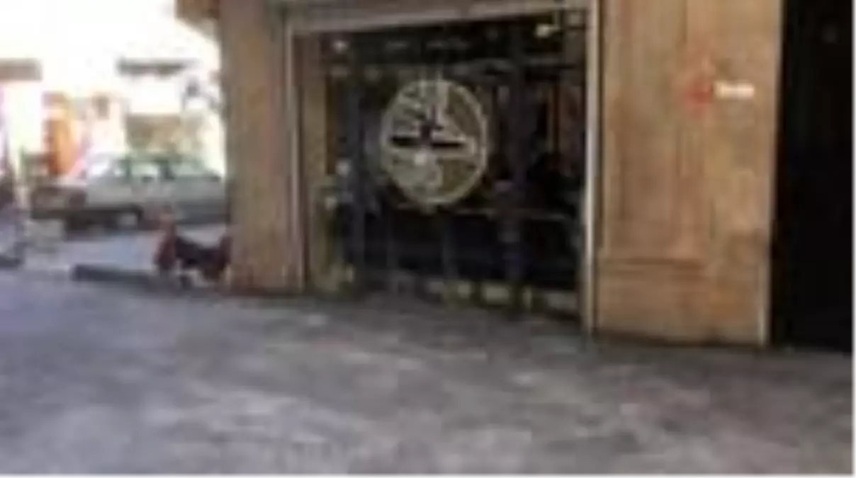 İran'da berberler ve kuaförler açıldı