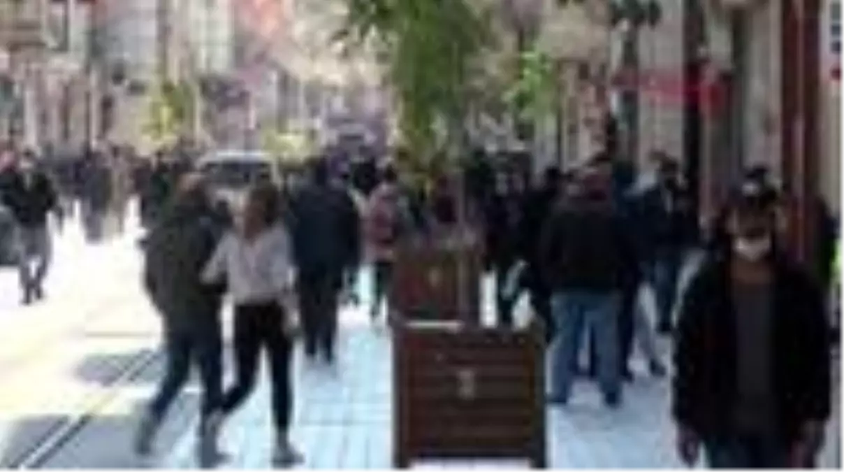 İSTİKLAL CADDESİ GÜN BOYU KALABALIKTI
