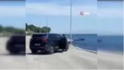 İzmir'de bir kişi kiraladığı lüks cipi denize attı İzmir'de bir kişi kiraladığı lüks cipi denize attı