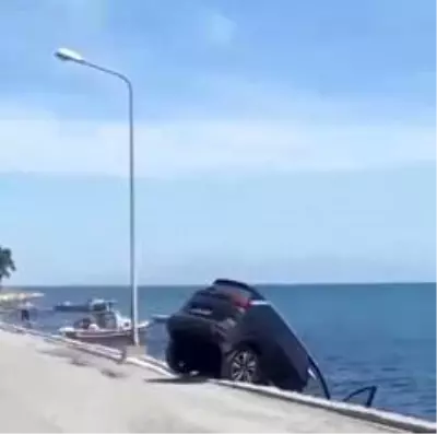 Kiraladığı lüks cipi denize atan şahıs, hiçbir şey olmamış gibi yürüdü Kiraladığı lüks cipi denize atan şahıs, hiçbir şey olmamış gibi yürüdü