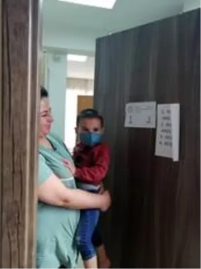 Karantina da kalan miniklere renkli maskeler hediye edildi Karantina da kalan miniklere renkli maskeler hediye edildi