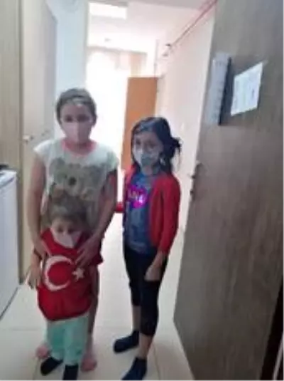 Karantina da kalan miniklere renkli maskeler hediye edildi Karantina da kalan miniklere renkli maskeler hediye edildi