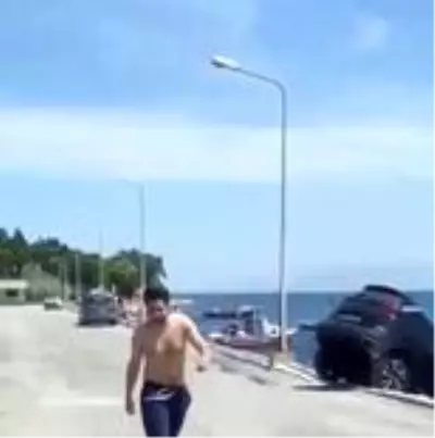 Kiraladığı lüks cipi denize atan şahıs, hiçbir şey olmamış gibi yürüdü Kiraladığı lüks cipi denize atan şahıs, hiçbir şey olmamış gibi yürüdü