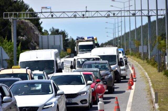 Kısıtlamanın kaldırılması fırsat bilen vatandaşlar, Muğla girişinde 4 kilometrelik kuyruk oluşturdu