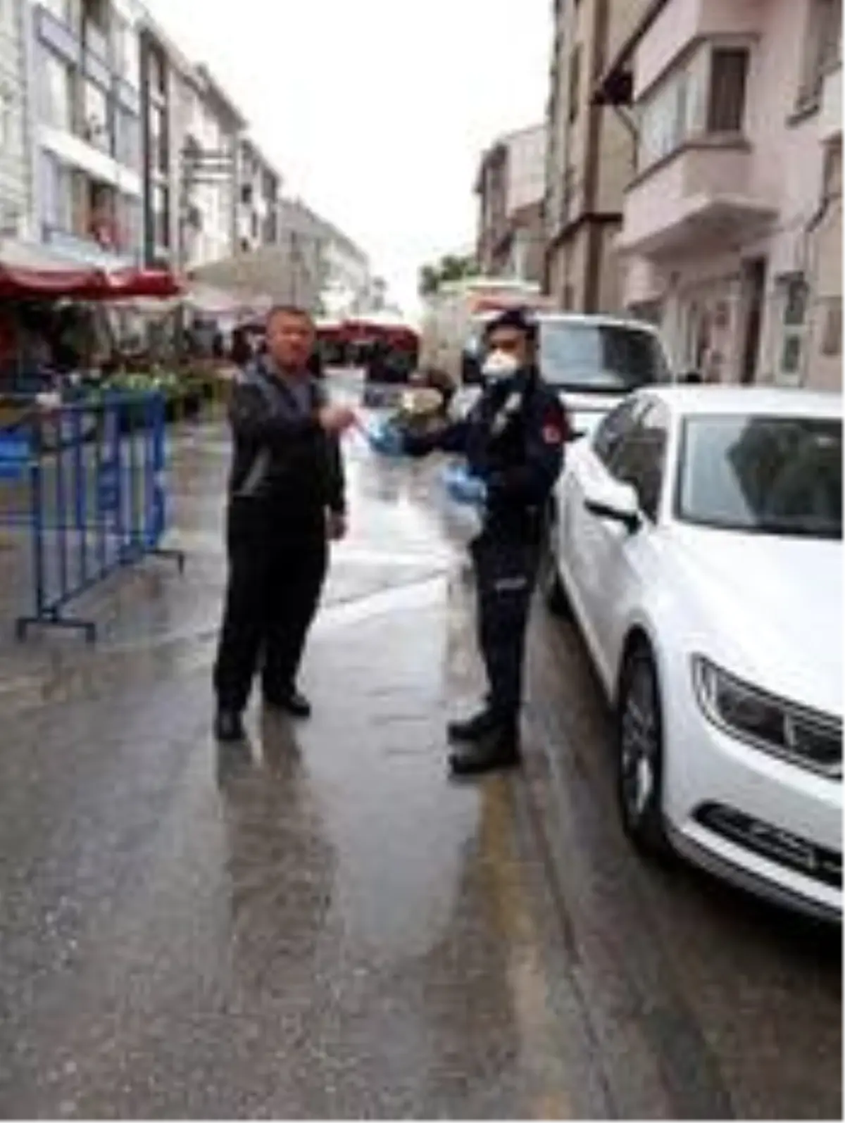 Mahalle pazarında vatandaşlara maskeleri dağıtıldı Eskişehir
