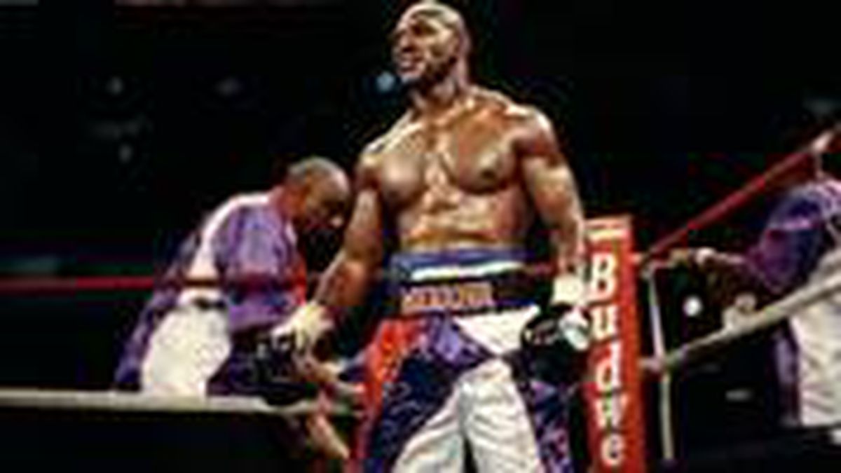 Mike Tyson'ın kulağını ısırdığı boksör Evander Holyfield, boksa geri dönüyor