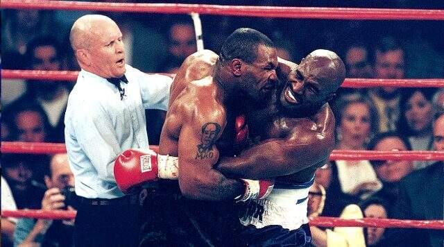 Mike Tyson'ın kulağını ısırdığı boksör Evander Holyfield, boksa geri dönüyor.
