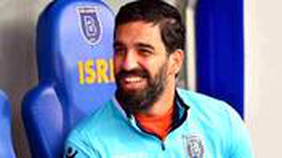 Milli futbolcu Arda Turan birçok kulüpten transfer teklif aldığını açıkladı