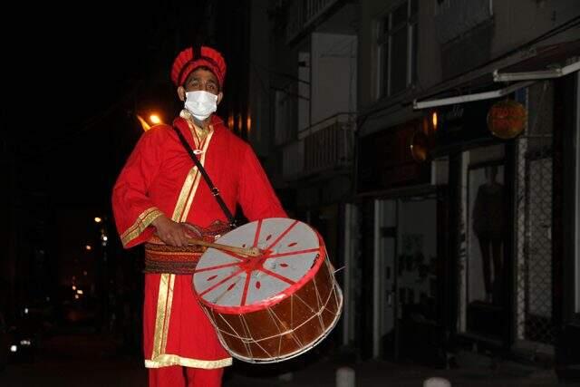 Ramazan davulcusu 'korona manisi' ile vatandaşları sahura kaldırıyor: Bırakıp git Türkiye'yi, vicdansız korona