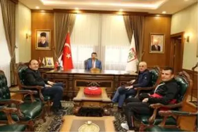 Sivasspor Teknik Direktörü Çalımbay'dan Vali Salih Ayhan'a ziyaret Sivasspor Teknik Direktörü Çalımbay'dan Vali Salih Ayhan'a ziyaret