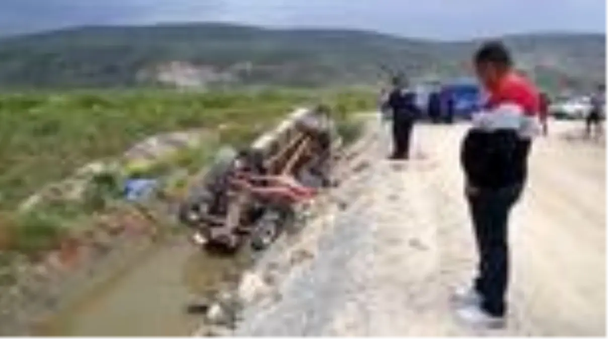 Su kanalına devrilen traktörün sürücüsü öldü