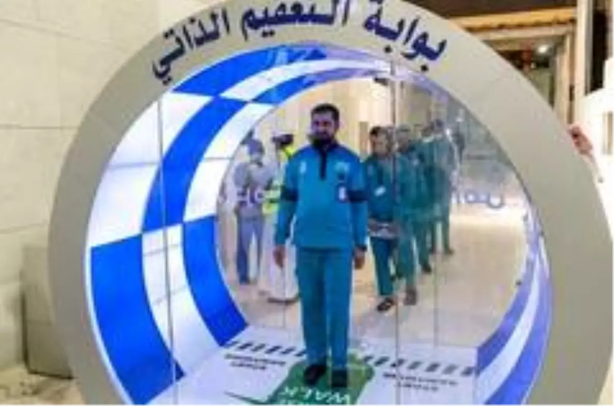 Suudi Arabistan iki caminin girişine sterilizasyon kapısı koydu