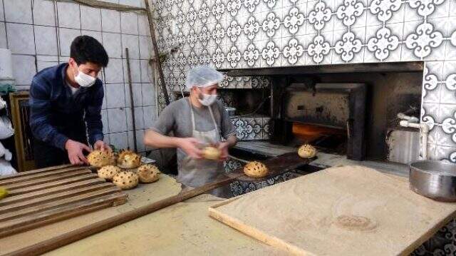Vanlı fırıncı 'Kovid-19' şeklinde ekmek üretip tezgaha dizdi
