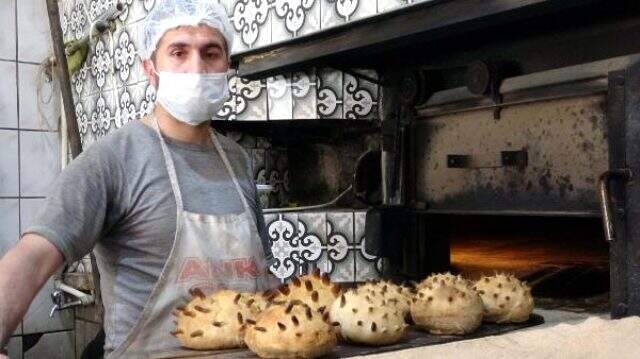 Vanlı fırıncı 'Kovid-19' şeklinde ekmek üretip tezgaha dizdi