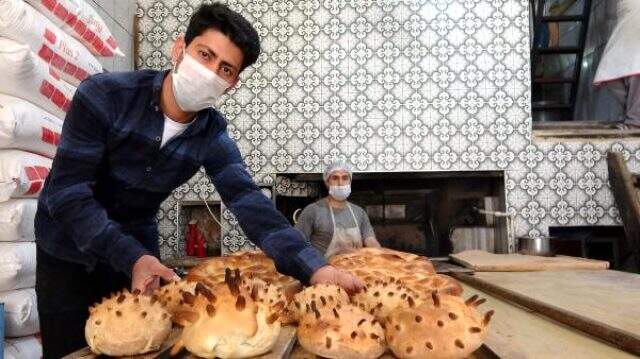 Vanlı fırıncı 'Kovid-19' şeklinde ekmek üretip tezgaha dizdi