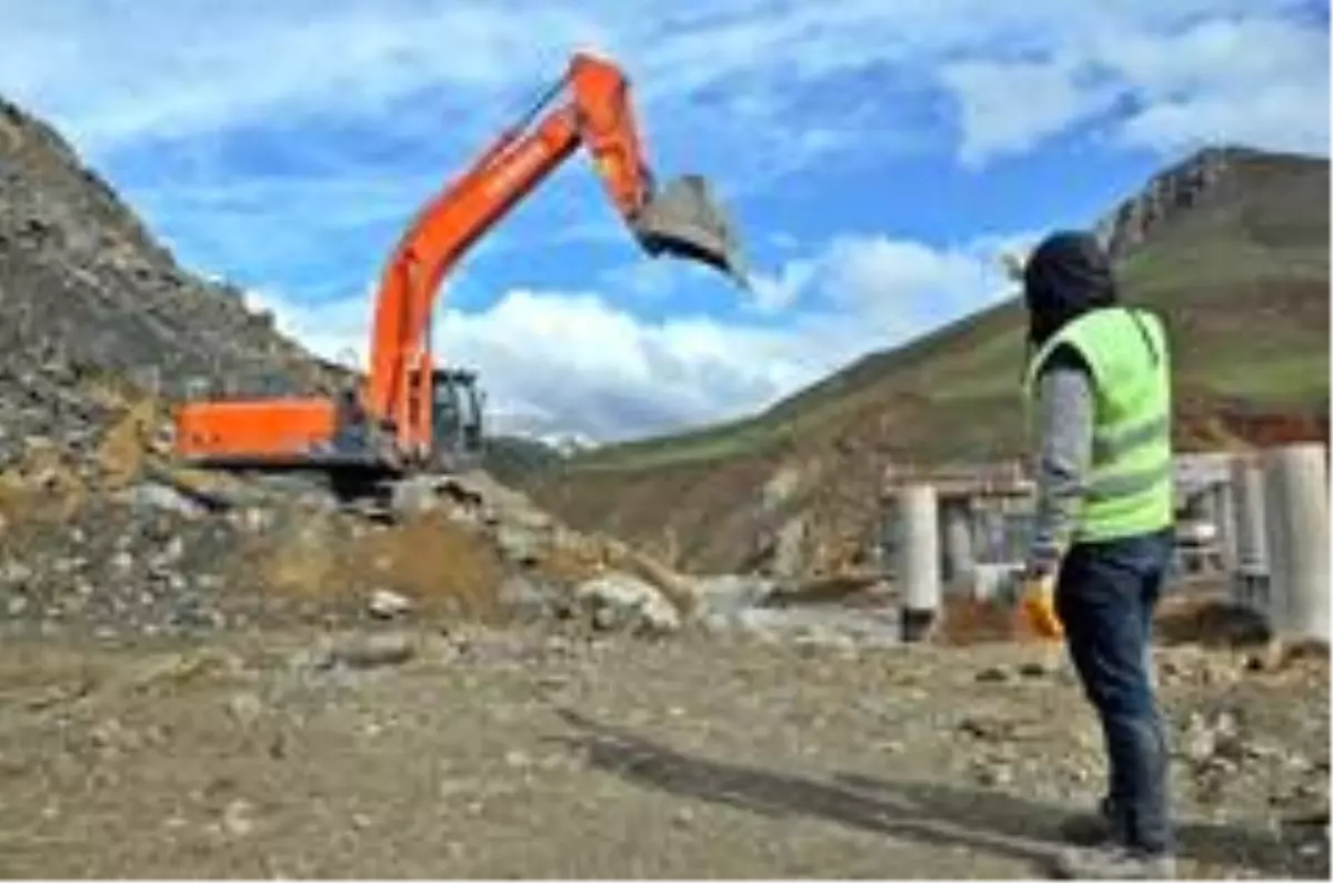 Yüksekova-Van karayolu heyelandan dolayı 5 gündür kapalı