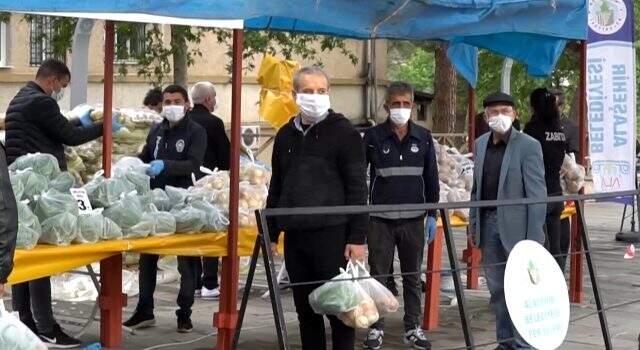 50 ton meyve ve sebze yarı fiyatına satıldı! Belediyenin tanzim satışına yoğun ilgi