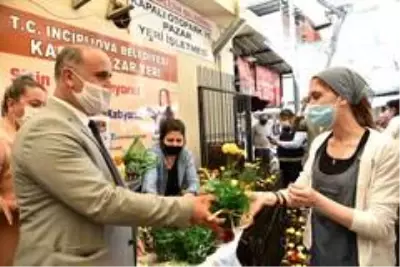 Başkan Kaya'dan annelere çiçek Başkan Kaya'dan annelere çiçek