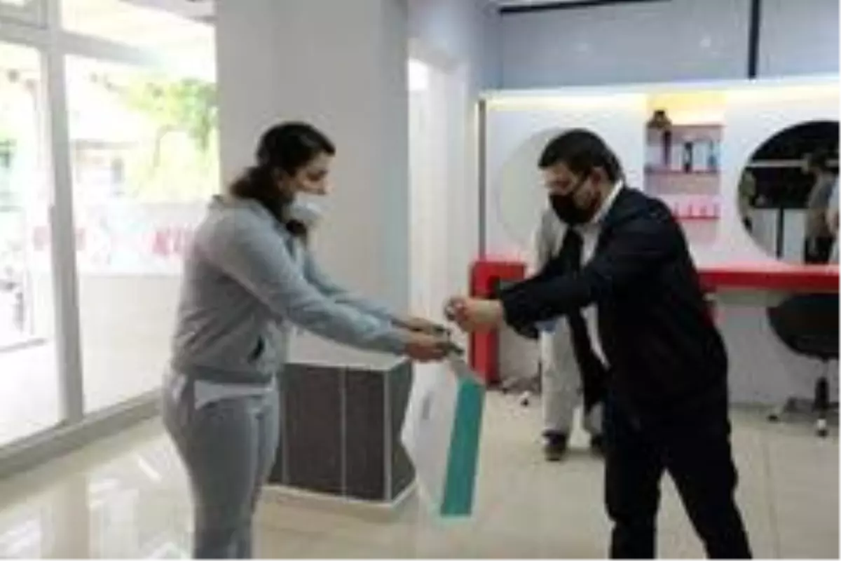 Başkan Tütüncü'den berber ve kuaför esnafına sağlık kiti
