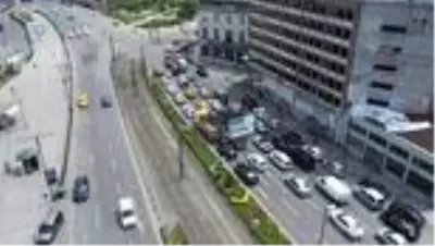 Eminönü'nde sokağa çıkma kısıtlaması öncesinde hareketlilik arttı Eminönü'nde sokağa çıkma kısıtlaması öncesinde hareketlilik arttı