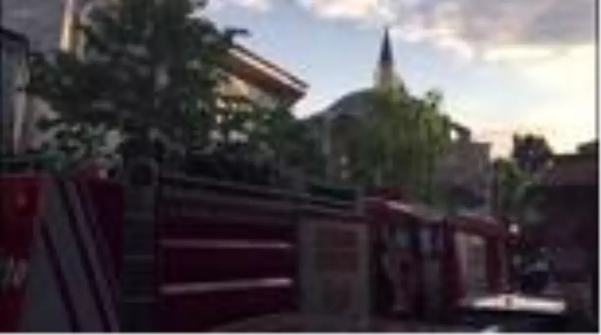 Fatih'te 2 metruk binada çıkan yangın söndürüldü