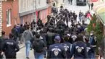 Grup Yorum üyesi İbrahim Gökçek'in cenazesinde gerginlik Grup Yorum üyesi İbrahim Gökçek'in cenazesinde gerginlik