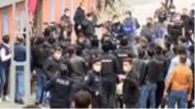 Grup Yorum üyesi İbrahim Gökçek'in cenazesinde gerginlik Grup Yorum üyesi İbrahim Gökçek'in cenazesinde gerginlik