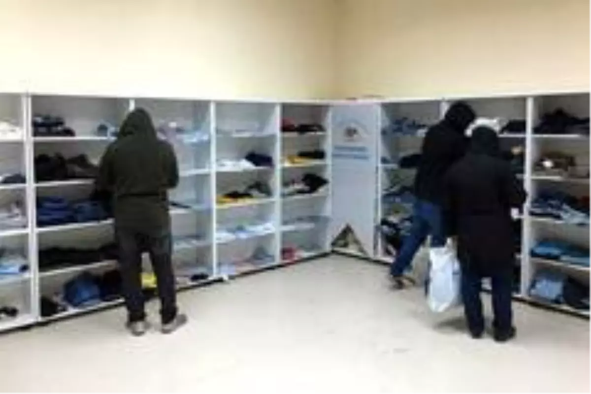 Gümüşhane Gençlik Merkezi 'Giysi Rafı' oluşturdu