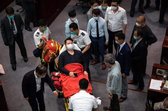 Hong Kong parlamentosu oturumu yönetme tartışması meydan kavgasına dönüştü