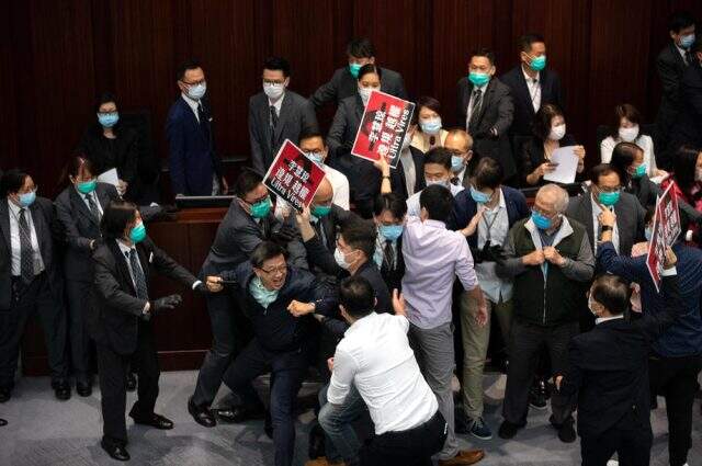 Hong Kong parlamentosu oturumu yönetme tartışması meydan kavgasına dönüştü