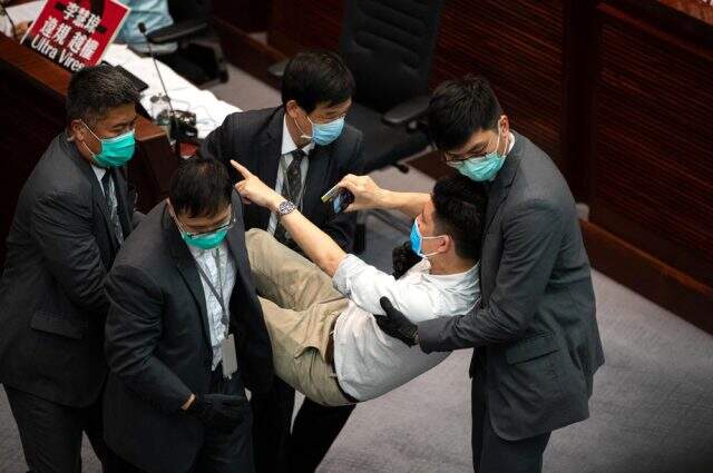 Hong Kong parlamentosu oturumu yönetme tartışması meydan kavgasına dönüştü