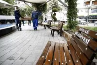 İzmir'de pazar günü sokağa çıkacak 65 yaş üstü vatandaşlar için tek kişilik banklar yerleştiriliyor