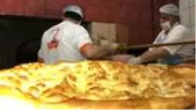 Kars'ta kaşarlı, tereyağlı pideler sofraları süslüyor