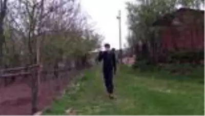 Köy imamı gurbetteki köylülerin bahçesini sürüyor, üzüm asmalarını buduyor Köy imamı gurbetteki köylülerin bahçesini sürüyor, üzüm asmalarını buduyor