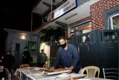 Mahallelinin sahur sürprizi polisi duygulandırdı Mahallelinin sahur sürprizi polisi duygulandırdı