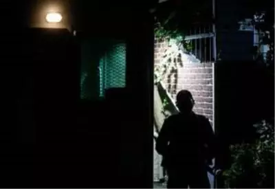 Mahallelinin sahur sürprizi polisi duygulandırdı Mahallelinin sahur sürprizi polisi duygulandırdı