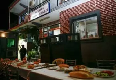 Mahallelinin sahur sürprizi polisi duygulandırdı Mahallelinin sahur sürprizi polisi duygulandırdı