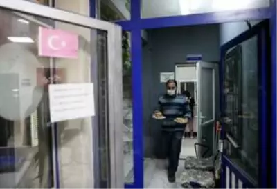 Mahallelinin sahur sürprizi polisi duygulandırdı Mahallelinin sahur sürprizi polisi duygulandırdı