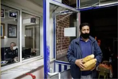 Mahallelinin sahur sürprizi polisi duygulandırdı Mahallelinin sahur sürprizi polisi duygulandırdı